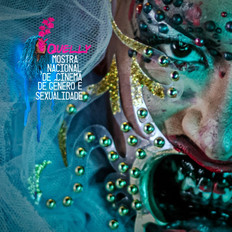 Na foto quadrada, temos um cartaz que anuncia a mostra Quelly de cinema de gênero e sexualiade. O cartaz é composto pela foto do rosto de uma drag queen enquadrado apenas no lado direito da imagem. Ela tem em sua boca objeto de dominação sexual que alarga a boca cravado com bolinhas que imitam brilhantes, que também estão grudados em torno do seu olho. Os seus dentes estão sujos de um líquido que remete ao sangue. O lado esquerdo da foto é composto por um tecido tule azul e o logotipo da Mostra, que tem o desenho da cabeça de uma mulher negra com cabelos azuis. No lugar de seus olhos, nariz e boca, há uma planta cor-de-rosa. O nome Quelly é rosa e o título MOSTRA NACIONAL DE CINEMA DE GÊNERO E SEXUALIDADE aparece em branco.